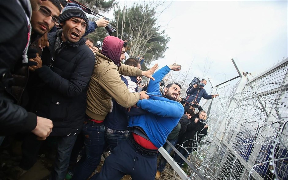 Ένταση στην Ειδομένη. Ένταση επικρατεί στον καταυλισμό της Ειδομένης, στην ουδέτερη ζώνη Ελλάδας-ΠΓΔΜ, με πρόσφυγες να πετούν πέτρες προς τις αστυνομικές δυνάμεις της γειτονικής χώρας ζητώντας να ανοίξει άμεσα το σημείο διέλευσης και τους Σκοπιανούς αστυνομικούς να απαντούν με χειροβομβίδες κρότου λάμψης και δακρυγόνα.
