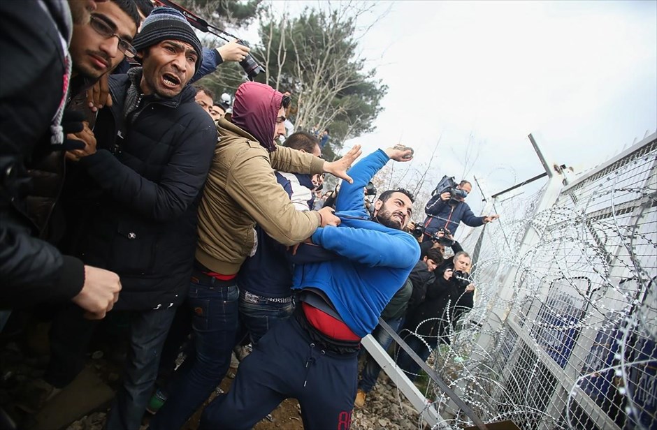 Ένταση στην Ειδομένη. Ένταση επικρατεί στον καταυλισμό της Ειδομένης, στην ουδέτερη ζώνη Ελλάδας-ΠΓΔΜ, με πρόσφυγες να πετούν πέτρες προς τις αστυνομικές δυνάμεις της γειτονικής χώρας ζητώντας να ανοίξει άμεσα το σημείο διέλευσης και τους Σκοπιανούς αστυνομικούς να απαντούν με χειροβομβίδες κρότου λάμψης και δακρυγόνα.