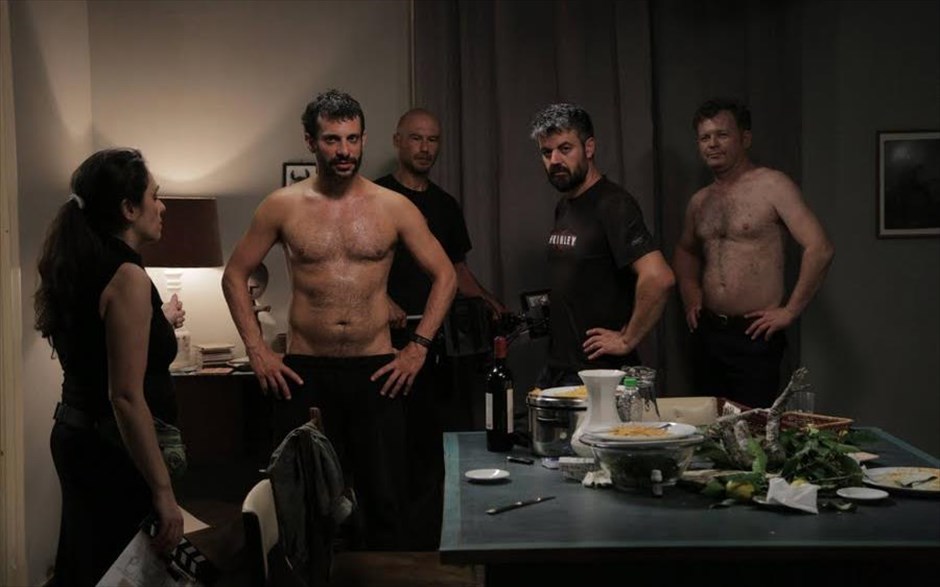 «Καύση». «Καύση»: Σε μια πόλη που φλέγεται από ταραχές, πέντε φίλοι παγιδεύονται στο σπίτι ενός πεθαμένου και προσπαθούν να επιλέξουν τον τρόπο της ταφής του. Η ζέστη κάνει την κατάσταση αφόρητη, αλλά εκείνοι επιμένουν στις διαφορές τους.