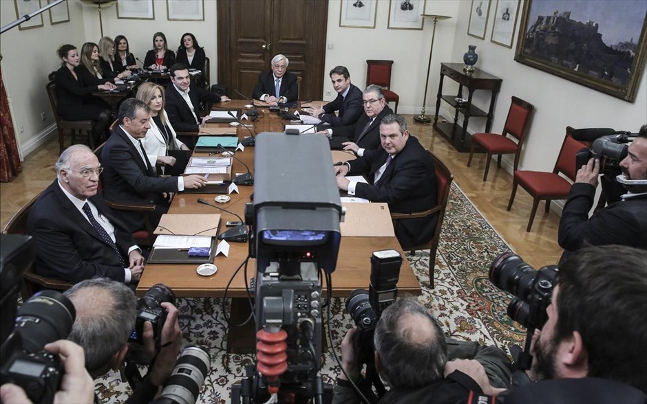 Συμβούλιο των πολιτικών αρχηγών στο Προεδρικό Μέγαρο. Με ζητούμενο τη διαμόρφωση μίας κοινής γραμμής για το προσφυγικό, εν όψει της Συνόδου Κορυφής της 7ης Μαρτίου, συνεδριάζει από τις 12 το μεσημέρι το συμβούλιο των πολιτικών αρχηγών, υπό τον Πρόεδρο της Δημοκρατίας&nbsp;Προκόπη Παυλόπουλο, στο Προεδρικό Μέγαρο. Κατά την έναρξη της σύσκεψης, ο Πρωθυπουργός παρέδωσε στους Πολιτικούς Αρχηγούς, φακέλους με στοιχεία για την κατάσταση σχετικά με το προσφυγικό και το έργο των εμπλεκομένων φορέων στην διαχείρισή τους.