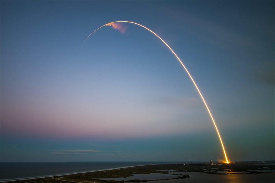 Εκτόξευση πυραύλου της SpaceX. Ο πύραυλος Falcon της SpaceX, ο οποίος μεταφέρει δορυφόρο τηλεπικοινωνιών, εκτοξεύεται από το ακρωτήριο Κανάβεραλ, στις ΗΠΑ.