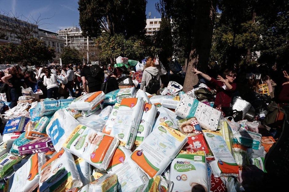 Σύνταγμα: Συγκέντρωση ειδών πρώτης ανάγκης για τους πρόσφυγες . Τεράστια είναι η ανταπόκριση των Αθηναίων στο κάλεσμα του Δικτύου Κοινωνικής Αλληλεγγύης για τη συλλογή τροφίμων και ειδών πρώτης ανάγκης για τους πρόσφυγες.&nbsp;Από τις 11 το πρωί, εκατοντάδες πολίτες έχουν προσέλθει στην πλατεία Συντάγματος, προσφέροντας τρόφιμα, ρούχα και φάρμακα, τα οποία θα κατευθυνθούν στον Πειραιά και το Ελληνικό, όπου οι πρόσφυγες έχουν βρει προσωρινό κατάλυμα.