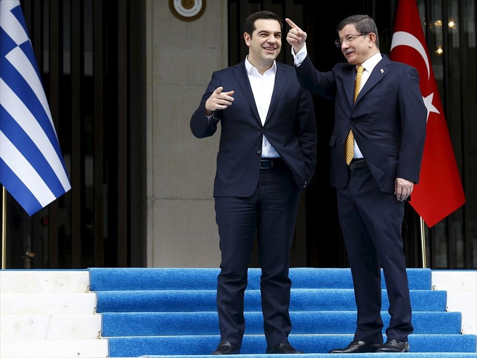 Στη Σμύρνη ο Αλ. Τσίπρας για το συμβούλιο συνεργασίας Ελλάδας - Τουρκίας. Στη Σμύρνη, όπου θα συνέλθει το 4ο Ανώτατο Συμβούλιο Συνεργασίας Ελλάδας - Τουρκίας, μετέβη σήμερα ο πρωθυπουργός Αλέξης Τσίπρας, συνοδευόμενος από δέκα υπουργούς. Στη φωτογραφία συνομιλεί με τον Τούρκο Πρωθυπουργό Αχμέτ Νταβούτογλου.