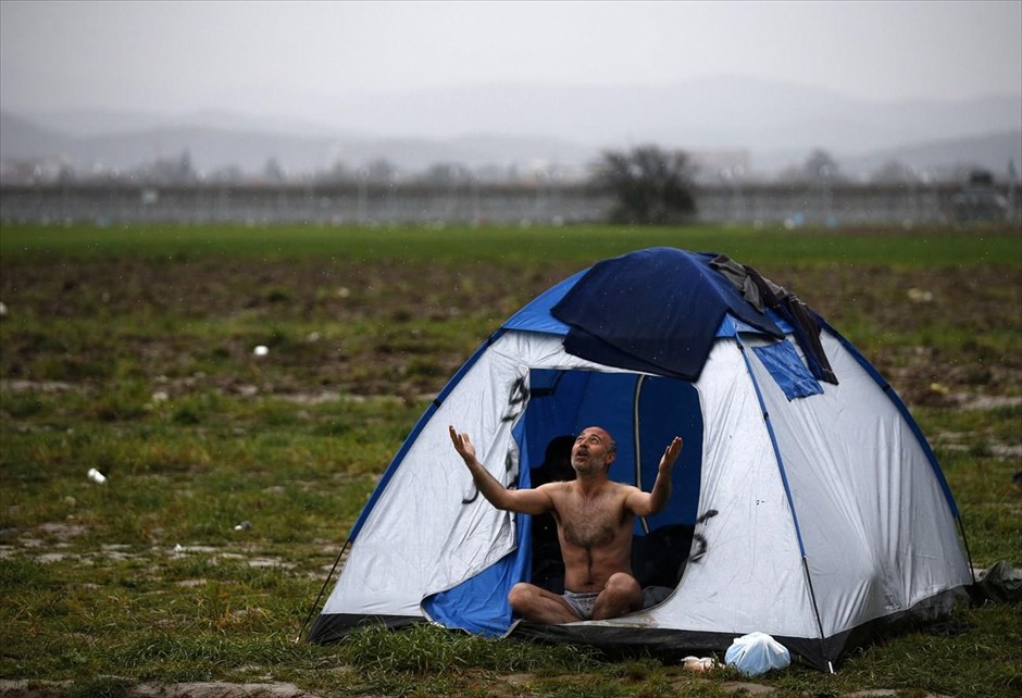 Βουλιάζουν στη λάσπη οι σκηνές των προσφύγων στην Ειδομένη. Μάχη με τις λάσπες δίνουν για άλλη μια μέρα οι πρόσφυγες στην Ειδομένη, καθώς πολλές από τις σκηνές που έχουν στηθεί στα χωράφια γύρω από τον καταυλισμό έχουν πλημμυρίσει λόγω της βροχής. Η σιδερόφραχτη πύλη στην ουδέτερη ζώνη Ελλάδας - ΠΓΔΜ παραμένει ερμητικά κλειστή για τρίτη ημέρα και πλέον περισσότεροι από 13.000 πρόσφυγες βρίσκονται στον καταυλισμό περιμένοντας να ανοίξουν τα σύνορα για να συνεχίσουν το ταξίδι τους προς τη βόρεια Ευρώπη.