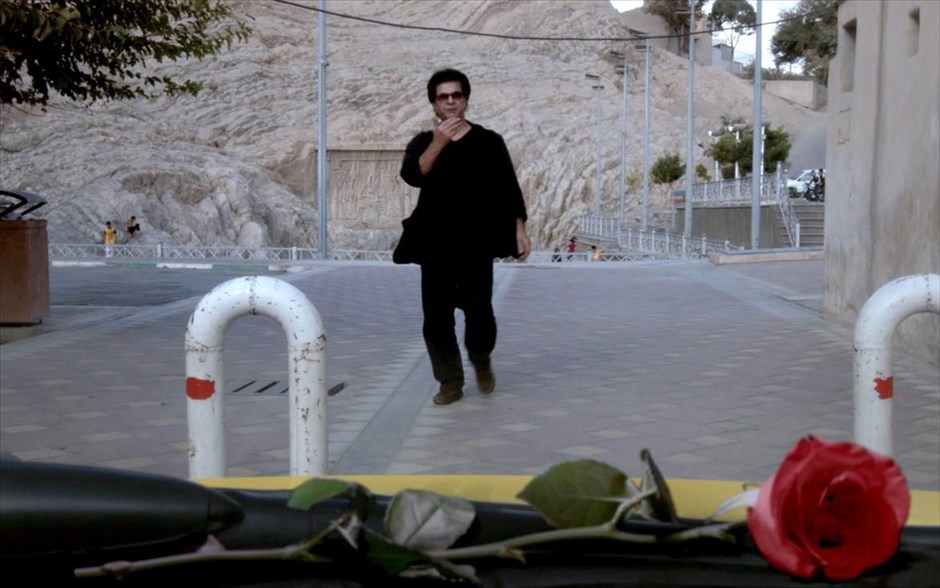 «Ταξί στην Τεχαράνη». «Ταξί στην Τεχαράνη»: Ο αντιφρονών Ιρανός σκηνοθέτης Τζαφέρ Παναχί, στον οποίο έχει απαγορευτεί, από το ιρανικό καθεστώς, η άσκηση του επαγγέλματός του και η έξοδός του από τη χώρα, υποδύεται έναν άπειρο οδηγό ταξί και κινηματογραφεί τις συνομιλίες του με επιβάτες, καθώς και με μέλη της οικογένειάς του. Με αυτόν τον τρόπο, εξερευνά τον ρόλο του βίντεο και της καταγραφής της εικόνας στην ιρανική κοινωνία και, με τα ελάχιστα μέσα που διαθέτει, σκιαγραφεί ένα αριστοτεχνικό πορτρέτο ενός πολύπλοκου κόσμου.