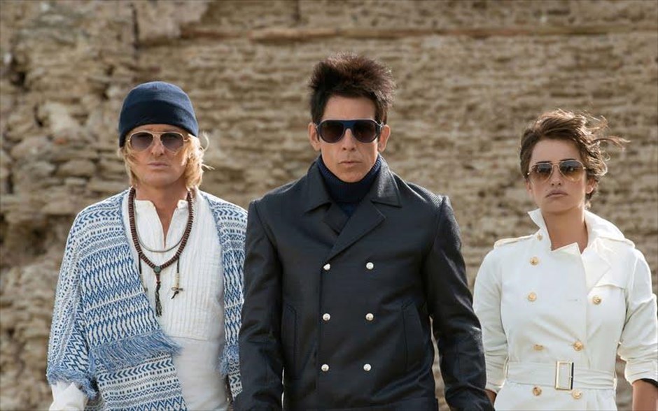 «Zoolander 2». «Zoolander 2»: Ο Μπεν Στίλερ σκηνοθετεί και πρωταγωνιστεί στη συνέχεια της κωμωδίας, που σύστησε στο κοινό τα μοντέλα Ντέρεκ και Χάνσελ, που 15 χρόνια μετά την απρόσμενη καταστροφή που τους ανάγκασε να ζήσουν απομονωμένοι, επιστρέφουν στη δουλειά τους. Εκεί, γνωρίζουν τους παράξενους και εκκεντρικούς σχεδιαστές της νέας αυτοκρατορίας της μόδας και αντιλαμβάνονται πως αυτός ο κόσμος δεν είναι πια, όπως τον γνώριζαν.