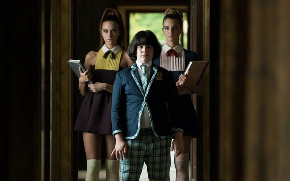 «Zoolander 2». «Zoolander 2»: Ο Μπεν Στίλερ σκηνοθετεί και πρωταγωνιστεί στη συνέχεια της κωμωδίας, που σύστησε στο κοινό τα μοντέλα Ντέρεκ και Χάνσελ, που 15 χρόνια μετά την απρόσμενη καταστροφή που τους ανάγκασε να ζήσουν απομονωμένοι, επιστρέφουν στη δουλειά τους. Εκεί, γνωρίζουν τους παράξενους και εκκεντρικούς σχεδιαστές της νέας αυτοκρατορίας της μόδας και αντιλαμβάνονται πως αυτός ο κόσμος δεν είναι πια, όπως τον γνώριζαν.