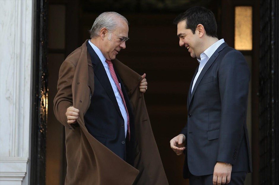 Συνάντηση Τσίπρα - Γκουρία στο Μ. Μαξίμου. Συνάντηση με τον επικεφαλής του ΟΟΣΑ Άνχελ Γκουρία έχει αυτή την ώρα ο πρωθυπουργός Αλέξης Τσίπρας στο Μέγαρο Μαξίμου. Μετά το πέρας των συνομιλιών θα γίνουν δηλώσεις στα μέσα ενημέρωσης.