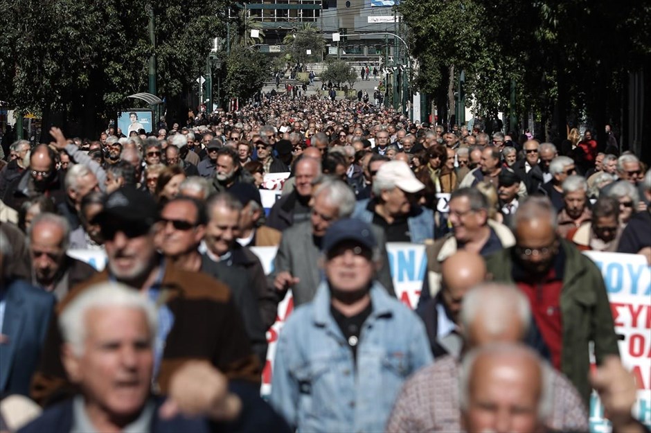 Στους δρόμους οι συνταξιούχοι. Στους δρόμους βγήκαν για ακόμη μία φορά οι συνταξιούχοι, ζητώντας να μη γίνει καμία νέα μείωση στις συντάξεις τους, αλλά και την επαναφορά της 13ης και της 14ης σύνταξης.&nbsp;