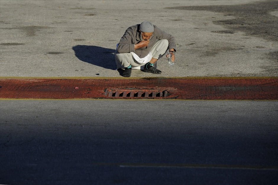 Ξεπέρασαν τους 3.000 οι πρόσφυγες που φιλοξενούνται στο λιμάνι του Πειραιά. Ένας άνδρας πλένει το πρόσωπό του σε δρόμο του λιμανιού του Πειραιά, όπου φιλοξενούνται τουλάχιστον 3.280 πρόσφυγες και μετανάστες σύμφωνα με τη χθεσινή απογραφή του λιμενικού σώματος, στους τέσσερις χώρους που έχει διαθέσει ο ΟΛΠ.