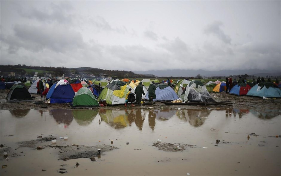 Βουλιάζουν στη λάσπη οι σκηνές των προσφύγων στην Ειδομένη. Ακόμη μια δύσκολη μέρα, μέσα στη λάσπη και τη βροχή, ξημέρωσε για τους 13.000 πρόσφυγες που παραμένουν στην Ειδομένη. Οι πρόσφυγες βλέπουν τις ελπίδες για συνέχιση του ταξιδιού τους να εξανεμίζονται, καθώς από την περασμένη Δευτέρα, η διέλευση έχει διακοπεί και η ουδέτερη ζώνη Ελλάδας-ΠΓΔΜ παραμένει κλειστή.