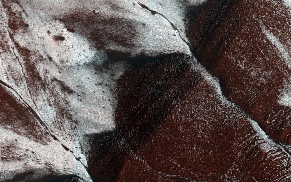 Mars Reconnaissance Orbiter: 10 χρόνια σε τροχιά γύρω από τον Άρη. Παγετώνας διοξειδίου του άνθρακα στην πλαγιά ενός κρατήρα.