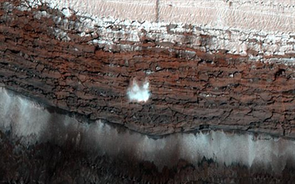 Mars Reconnaissance Orbiter: 10 χρόνια σε τροχιά γύρω από τον Άρη. Χιονοστιβάδα στον Βόρειο Πόλο του Αρη.&nbsp;Η διαφορά με τις χιονοστιβάδες στη Γη είναι ότι αυτές του Αρη αποτελούνται ξηρό πάγο δηλαδή τη παγωμένη στερεή μορφή του διοξειδίου του άνθρακα.