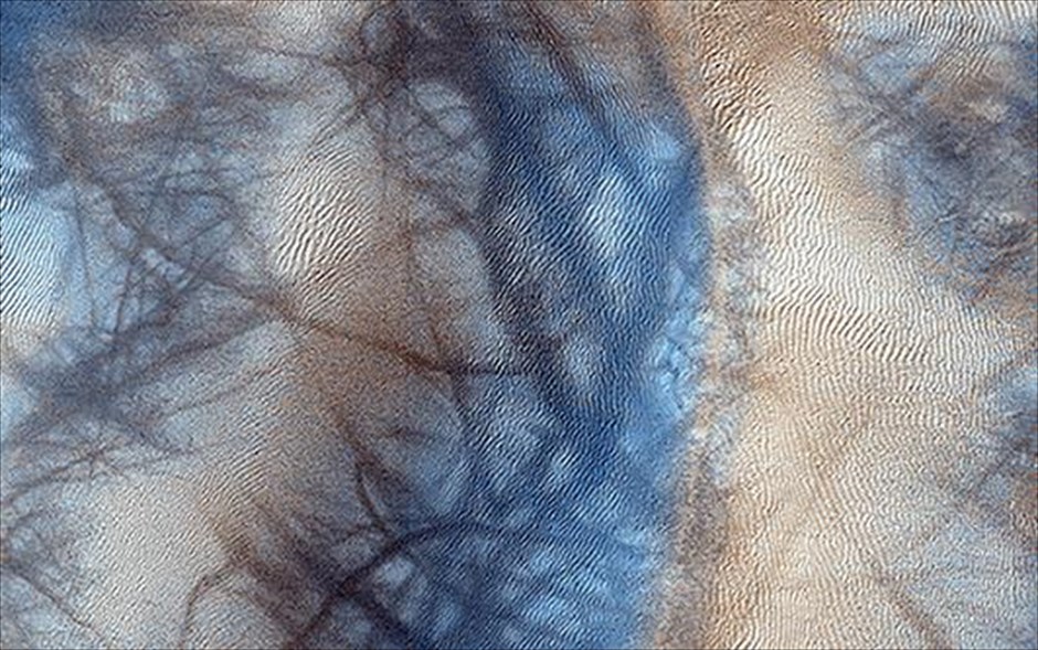 Mars Reconnaissance Orbiter: 10 χρόνια σε τροχιά γύρω από τον Άρη. Αμμόλοφοι που σχηματίστηκαν κατά το λιώσιμο του πάγου διοξειδίου του άνθρακα.