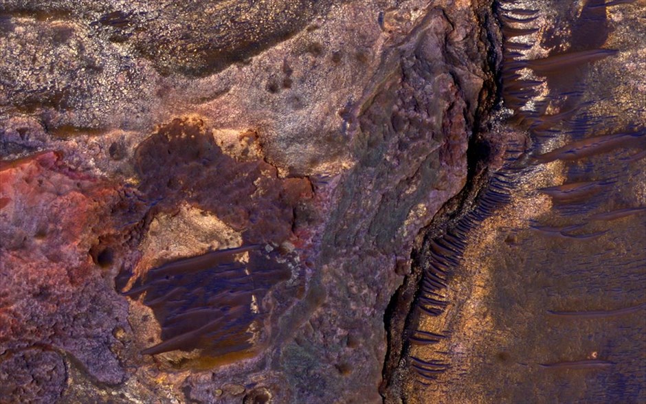 Mars Reconnaissance Orbiter: 10 χρόνια σε τροχιά γύρω από τον Άρη. Ιζηματογενή πετρώματα σε κρατήρα.