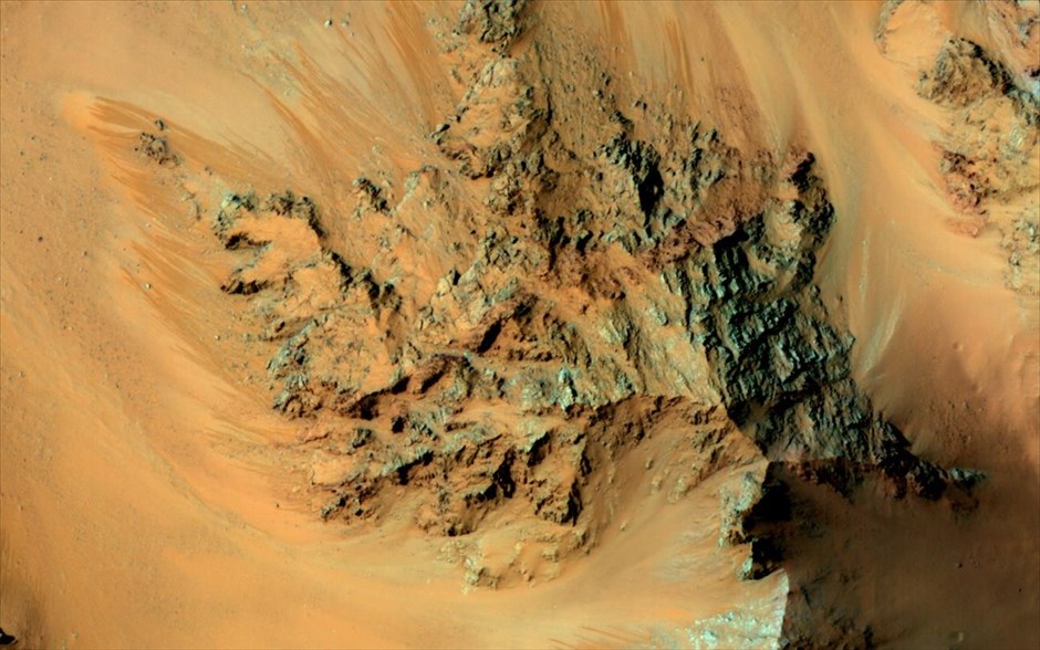 Mars Reconnaissance Orbiter: 10 χρόνια σε τροχιά γύρω από τον Άρη. Μακρόστενοι σχηματισμοί στον κρατήρα Χέιλ, οι οποίοι ενδέχεται να σχηματίστηκαν από τη ροή αλμυρού νερού.