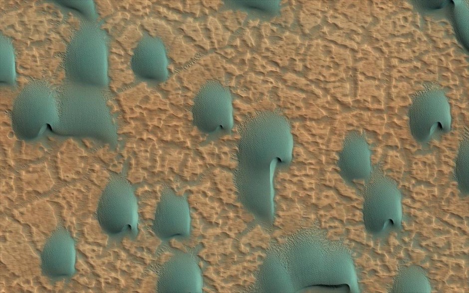 Mars Reconnaissance Orbiter: 10 χρόνια σε τροχιά γύρω από τον Άρη. Αμμόλοφοι σε έναν από τους παλαιότερους κρατήρες του Άρη, Noachis Terra.