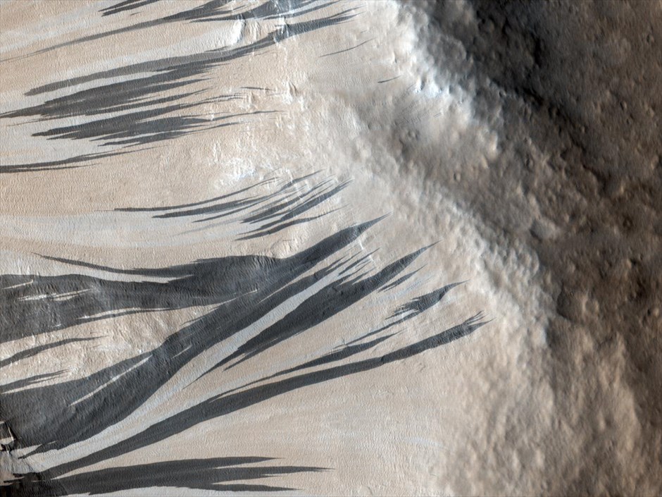 Mars Reconnaissance Orbiter: 10 χρόνια σε τροχιά γύρω από τον Άρη. Σκουρόχρωμες ραβδώσεις στην περιοχή «Acheron Fossae».