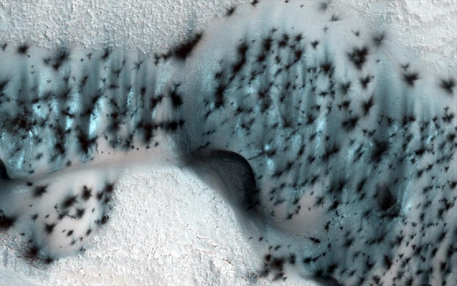 Mars Reconnaissance Orbiter: 10 χρόνια σε τροχιά γύρω από τον Άρη. Ημισεληνοειδείς θίνες&nbsp;άμμου στην Βόρεια Πολική Αμμοθάλασσα του Άρη.&nbsp;