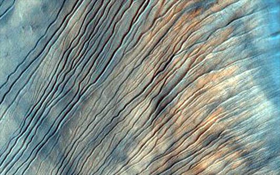 Mars Reconnaissance Orbiter: 10 χρόνια σε τροχιά γύρω από τον Άρη. Αμμόλοφοι καλυμμένοι από πάγο διοξειδίου του άνθρακα.
