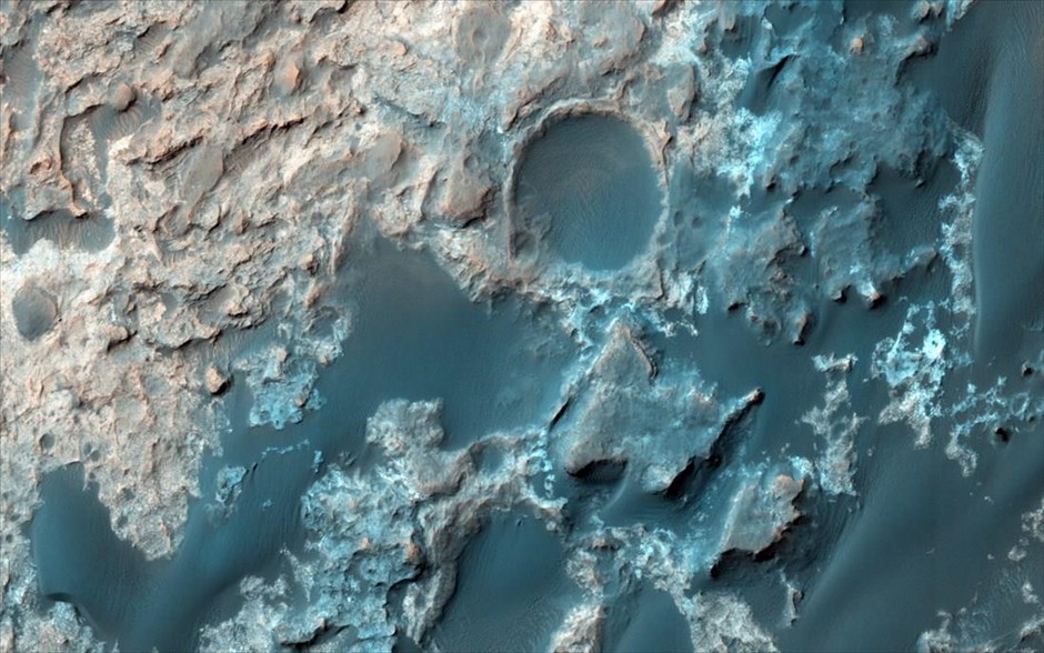 Mars Reconnaissance Orbiter: 10 χρόνια σε τροχιά γύρω από τον Άρη. Φωτογραφία του ρομπότ Curiosity (στα αριστερά της εικόνας, δίπλα σε στρογγυλό σχηματισμό).