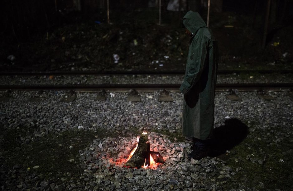 Άθλιες οι συνθήκες διαβίωσης στον καταυλισμό της Ειδομένης. Ένας πρόσφυγας&nbsp;προσπαθεί να ζεσταθεί δίπλα&nbsp;σε φωτιά που άναψε&nbsp;στον καταυλισμό της Ειδομένης, όπου&nbsp;υπολογίζεται ότι βρίσκονται περισσότερα&nbsp;από 12.000 άτομα&nbsp;με την ελπίδα να καταφέρουν να περάσουν στη γειτονική χώρα. Οι αρχές&nbsp;διένειμαν σήμερα το πρωί στους πρόσφυγες και τους μετανάστες φυλλάδια σε τρεις γλώσσες, ενημερώνοντάς τους επισήμως ότι «τα σύνορα μεταξύ Ελλάδας και ΠΓΔΜ έχουν κλείσει».