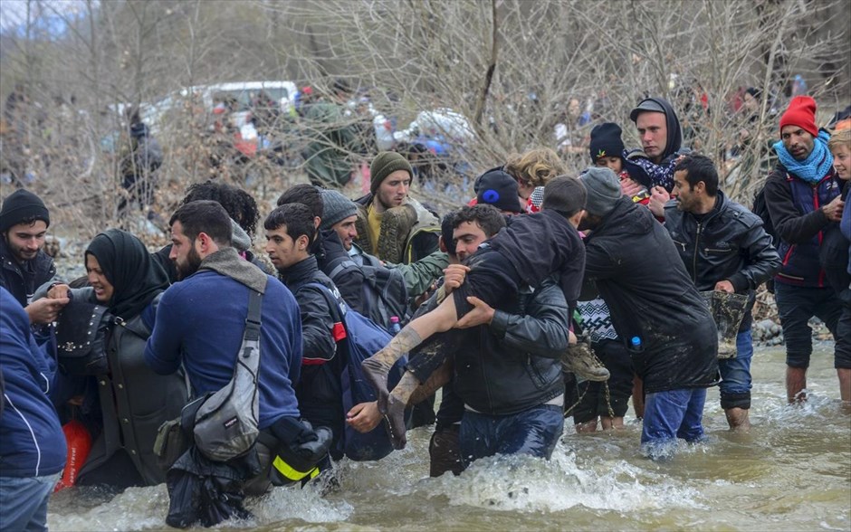 Πρόσφυγες διασχίζουν ένα ποτάμι προκειμένου να εισέλθουν στην ΠΓΔΜ. Πρόσφυγες και μετανάστες από έναν καταυλισμό κοντά στην Ειδομένη, διασχίζουν ένα ποτάμι προσπαθώντας να βρουν εναλλακτικό δρόμο για να εισέλθουν στην ΠΓΔΜ. Σε 44.532 ανέρχονται οι πρόσφυγες που βρίσκονται μέχρι στιγμής στην επικράτεια σύμφωνα με την έως τώρα συνοπτική κατάσταση των προσφυγικών ροών, ενώ ο&nbsp;μεγαλύτερος αριθμός&nbsp;διαμένει στη βόρεια Ελλάδα (23.042).