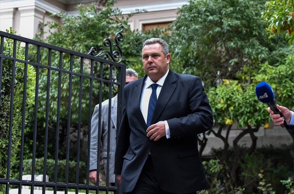 Επιμένει στην παραίτηση Γ. Μουζάλα ο Π. Καμμένος. Ο υπουργός Άμυνας&nbsp;Πάνος Καμμένος αποχωρεί από το Μέγαρο Μαξίμου, μετά τη συνάντηση που είχε με τον πρωθυπουργό Αλέξη Τσίπρα. Ο κ. Καμμένος επέμεινε στην παραίτηση του υπουργού Μεταναστευτικής Πολιτικής Γιάννη Μουζάλα λόγω της αναφοράς του τελευταίου στην ΠΓΔΜ με το όνομα «Μακεδονία». Αναφερόμενη στο ζήτημα, η κυβερνητική εκπρόσωπος Όλγα Γεροβασίλη, παρέπεμψε σε αποφάσεις που θα ληφθούν μετά την επιστροφή του Πρωθυπουργού από τη Σύνοδο Κορυφής της 17ης και 18ης Μαρτίου&nbsp;στις Βρυξέλλες.