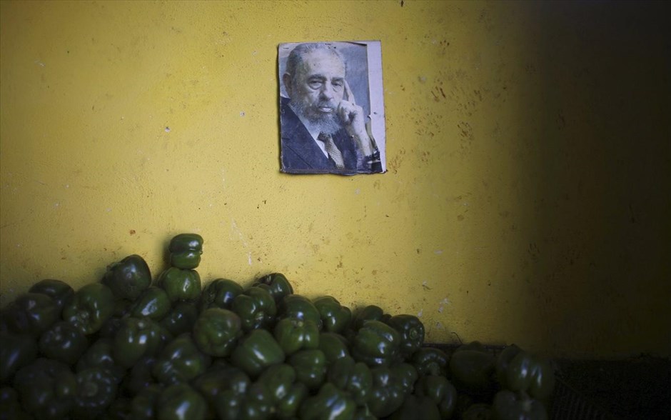 Κούβα - Αβάνα. Φωτογραφία του Φιντέλ Κάστρο σε αγορά τροφίμων.