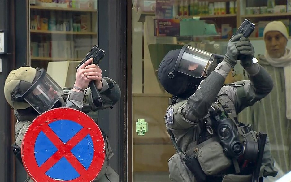 Βέλγιο: Εκρήξεις στο προάστιο που συνελήφθη ο Αμπντεσλάμ. Εκρήξεις ακούστηκαν πριν από λίγο στη συνοικία Μόλενμπεκ των Βρυξελλών μεταδίδουν βελγικά μέσα ενημέρωσης. Στο σημείο, η αστυνομία συνέλαβε τον πλέον καταζητούμενο ύποπτο για τις επιθέσεις που συγκλόνισαν το Παρίσι τον περασμένο Νοέμβριο, Σαλάχ Αμπντεσλάμ.