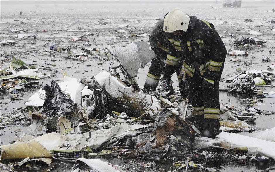 Συντριβή αεροσκάφους στη νότια Ρωσία. Οι 62 επιβαίνοντες (55 επιβάτες και επτά μέλη του πληρώματος) του αεροσκάφος Boeing 737 σκοτώθηκαν όταν αυτό συνετρίβη στις 2.30 τα ξημερώματα (ώρα Ελλάδας)&nbsp;κατά την προσγείωσή του στο αεροδρόμιο Rostov-on-Don στη νότια Ρωσία. Το αεροσκάφος πραγματοποιούσε πτήση από το Ντουμπάι προς το Ροστόφ. Στη φωτογραφία υπάλληλοι του ρωσικού υπουργείου Εκτάκτων Καταστάσεων ερευνούν το σημείο της συντριβής.