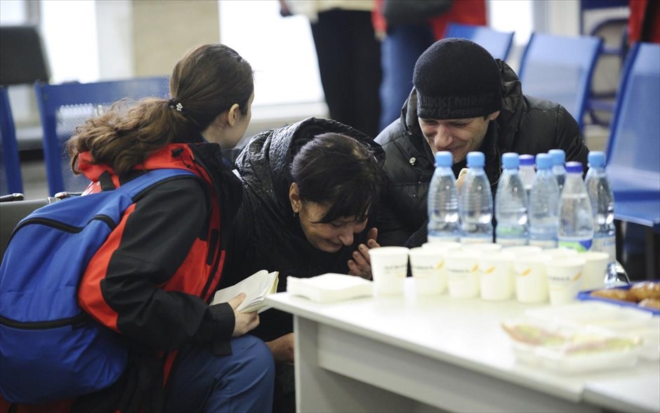 Συντριβή αεροσκάφους στη νότια Ρωσία. Ψυχολόγος του ρωσικού υπουργείου Εκτάκτων Καταστάσεων μιλά με συγγενή επιβάτη του Boeing 737-800 που συνετρίβη στο αεροδρόμιο Rostov-on-Don.