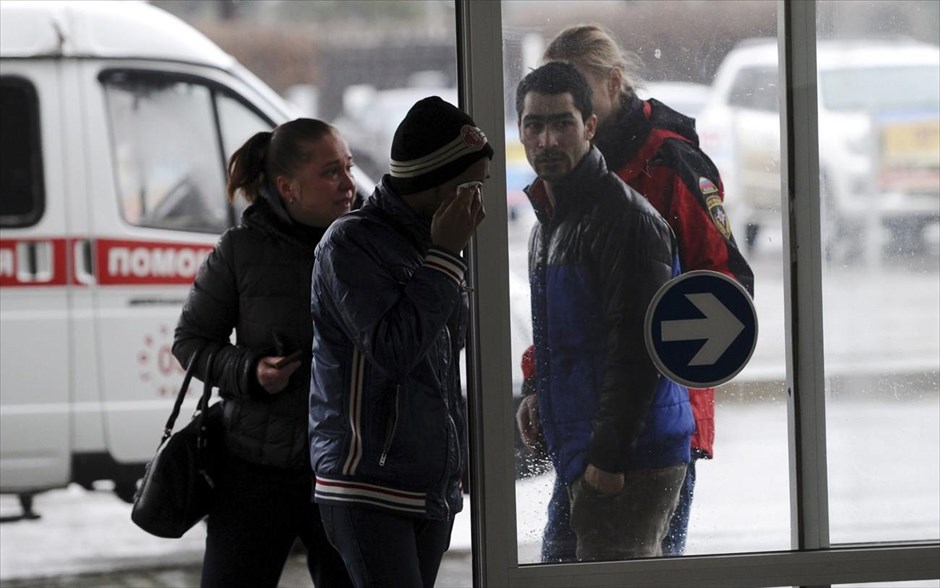 Συντριβή αεροσκάφους στη νότια Ρωσία. Συγγενείς των θυμάτων του Boeing 737-800 που συνετρίβη στο αεροδρόμιο Rostov-on-Don, εισέρχονται στο κεντρικό κτήριο του αεροδρομίου.