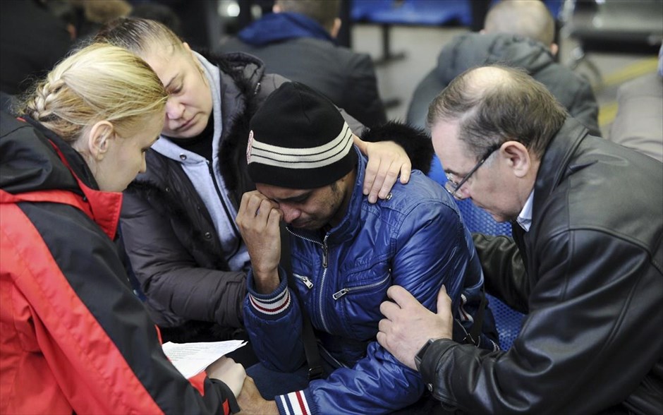 Συντριβή αεροσκάφους στη νότια Ρωσία. Ψυχολόγος του ρωσικού υπουργείου Εκτάκτων Καταστάσεων μιλά με συγγενή επιβάτη του Boeing 737-800 που συνετρίβη στο αεροδρόμιο Rostov-on-Don.