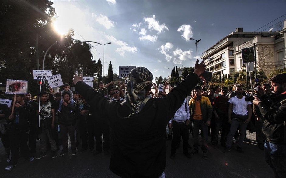 Αντιρατσιστικό συλλαλητήριο στην Αθήνα. «Ανοίξτε τα σύνορα σας παρακαλούμε», «είμαστε άνθρωποι, έχουμε δικαιώματα». Αυτό το σύνθημα ακουγόταν διαρκώς, χωρίς σταματημό από τα στόματα των προσφύγων, μεγάλων και μικρών, που είχαν συγκεντρωθεί στην πλατεία Βικτωρίας από νωρίς το μεσημέρι για να ενώσουν την φωνή τους μαζί με τις σχεδόν 50 αντιρατσιστικές, μεταναστευτικές συνδικαλιστικές οργανώσεις που πραγματοποίησαν την κινητοποίηση κατά του ρατσισμού και αλληλεγγύης στους πρόσφυγες και μετανάστες.