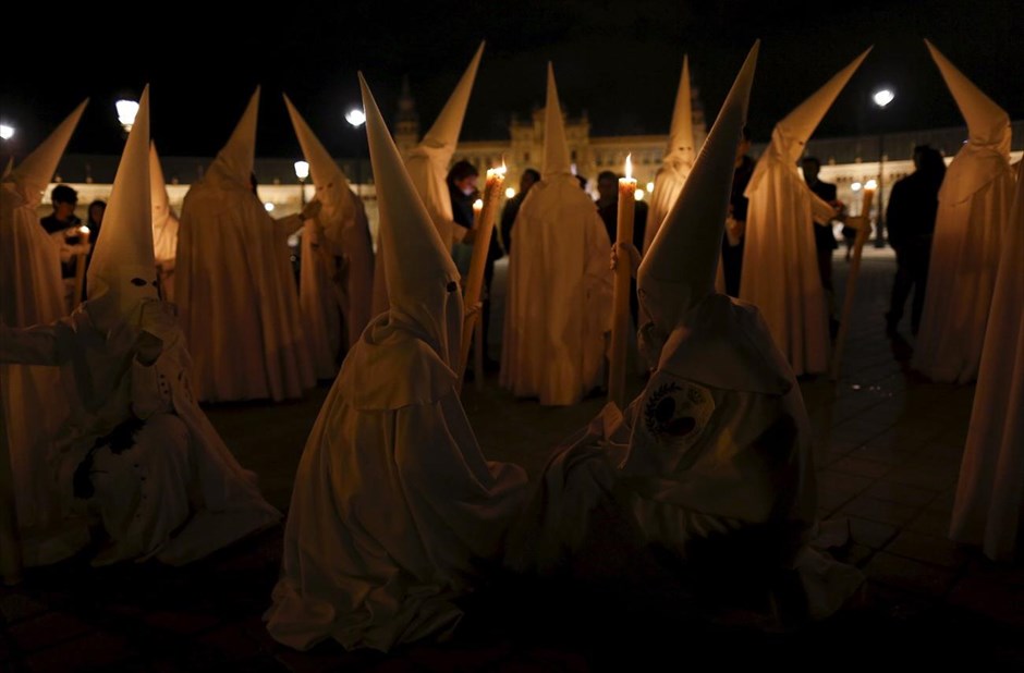 Θρησκευτικές παραδόσεις στη Σεβίλλη. Στιγμιότυπο απο λιτανεία που πραγματοποιείται κατά τη διάρκεια της Μεγάλης Εβδομάδας στη Σεβίλλη.