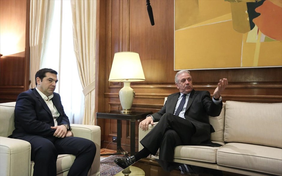 Συνάντηση Αλ. Τσίπρα - Δ. Αβραμόπουλου στο Μαξίμου. Στο ζήτημα της άμεσης εφαρμογής της συμφωνίας Ε.Ε. - Τουρκίας για το προσφυγικό εστίασε ο πρωθυπουργός Αλέξης Τσίπρας, υποδεχόμενος στο Μέγαρο Μαξίμου τον Ευρωπαίο Επίτροπο Μετανάστευσης Δημήτρη Αβραμόπουλο. Όπως είπε, είναι&nbsp;θετικό βήμα η συμφωνία που επιτευχθηκε στη Σύνοδο Κορυφής στις Βρυξέλλες, «όμως έχουμε μπροστά μας ανηφόρα γιατί η εφαρμογή δεν θα είναι μια εύκολη υποθεση».