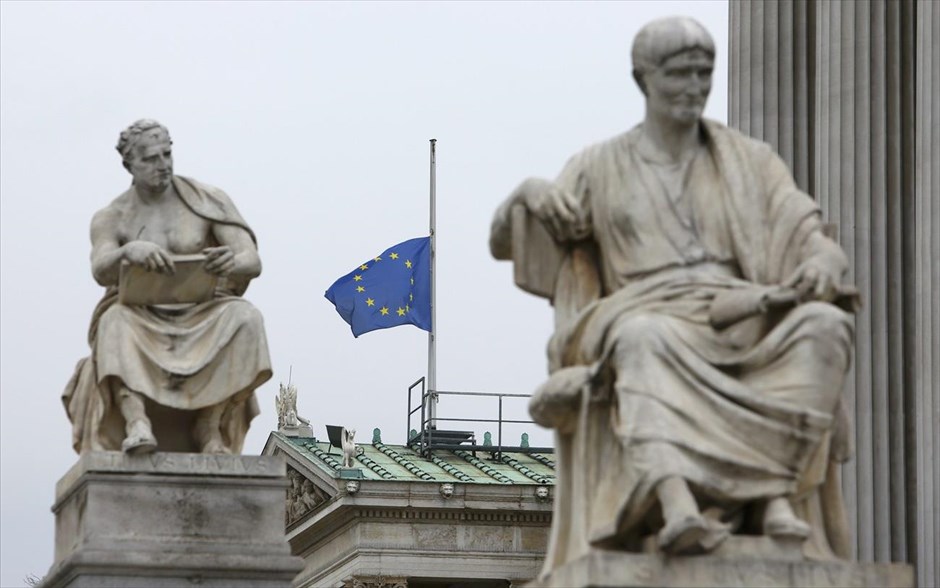Αυστρία: Μεσίστια η σημαία της Ευρωπαϊκής Ένωσης   . Η σημαία της Ευρωπαϊκής Ένωσης κυματίζει μεσίστια στο κοινοβούλιο της Βιέννης στην Αυστρία, λόγω των τρομοκρατικών επιθέσεων στις Βρυξέλλες.&nbsp; &nbsp;