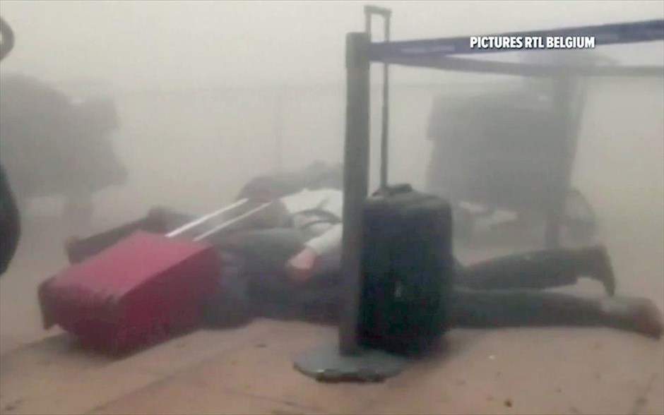 Εκρήξεις στις Βρυξέλλες. Άνθρωποι αντιδρούν κατά τη διάρκεια της έκρηξης στο αεροδρόμιο των Βρυξελλών. Η φωτογραφία προέρχεται από βίντεο που κατέγραψε κάμερα ασφαλείας του αεροδρομίου.
