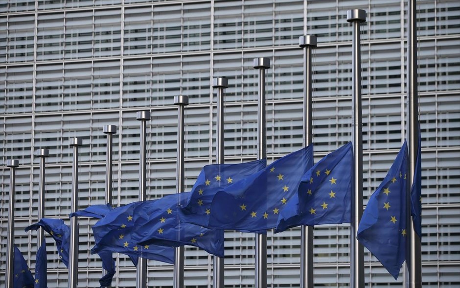 Μεσίστιες οι σημαίες της Ευρωπαϊκής Ένωσης έξω από τα γραφεία της Κομισιόν. Μεσίστιες οι σημαίες της Ευρωπαϊκής Ένωσης έξω από τα γραφεία της Κομισιόν, λόγω των τρομοκρατικών χτυπημάτων, στις Βρυξέλλες.
