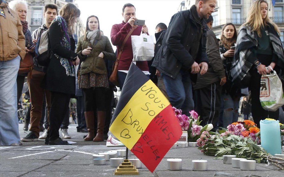 Τρομοκρατικές επιθέσεις στις Βρυξέλλες. Κόσμος στις Βρυξέλλες αφήνει σημειώματα, λουλούδια και κεριά για τα θύματα των τρομοκρατικών επιθέσεων.