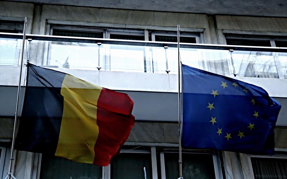 Εκδηλώσεις συμπαράστασης στο Βέλγιο. Μεσίστιες κυματίζουν οι σημαίες στη βελγική πρεσβεία της Αθήνας.