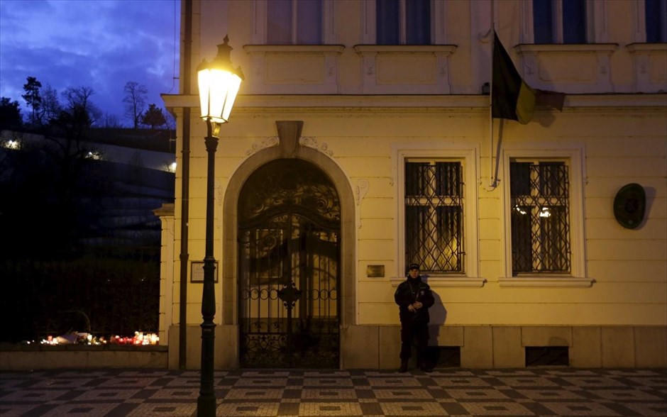 Εκδηλώσεις συμπαράστασης στο Βέλγιο. Μεσίστια η σημαία του Βελγίου στη πρεσβεία της Πράγας.