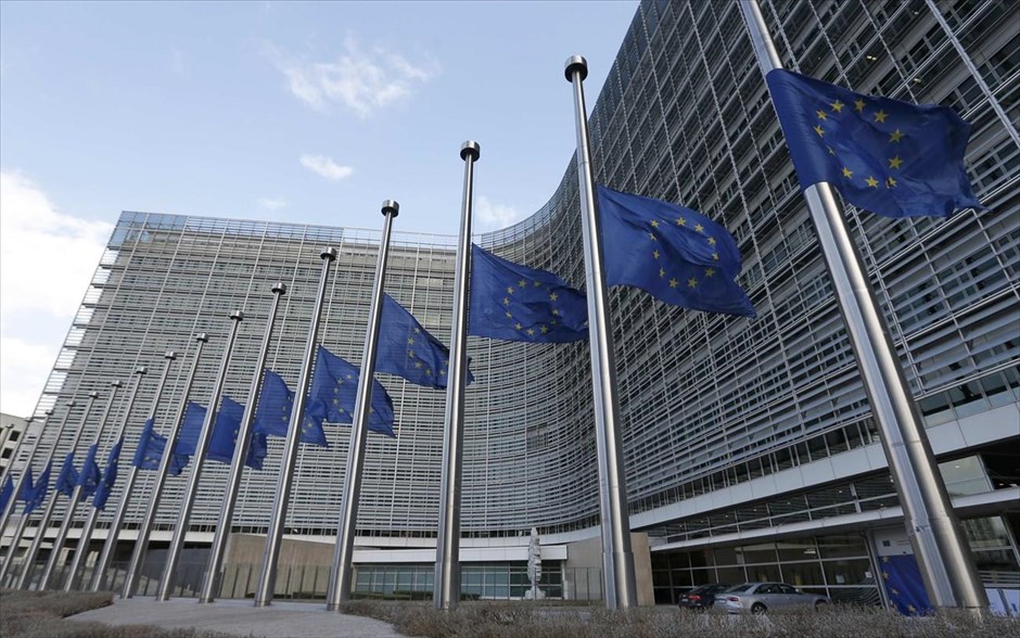 Εκδηλώσεις συμπαράστασης στο Βέλγιο. Μεσίστιες οι σημαίες της Ευρωπαϊκής Ένωσης έξω από τα γραφεία της Κομισιόν.