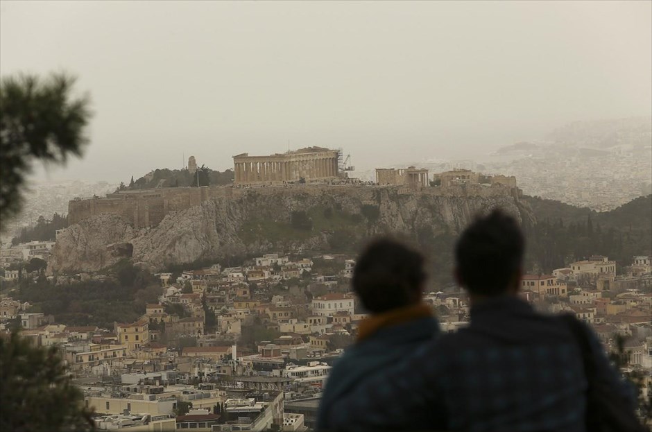 Αφρικανική σκόνη στην Αθήνα. Στιγμιότυπο από την Αθήνα την Τετάρτη 23 Μαρτίου 2016.