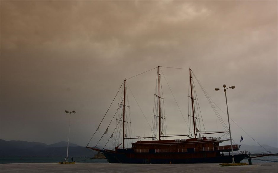 Αφρικανική σκόνη - Ναύπλιο. Tο τουριστικό σκάφος Γαλιλαίος στο λιμάνι του Ναυπλίου.
