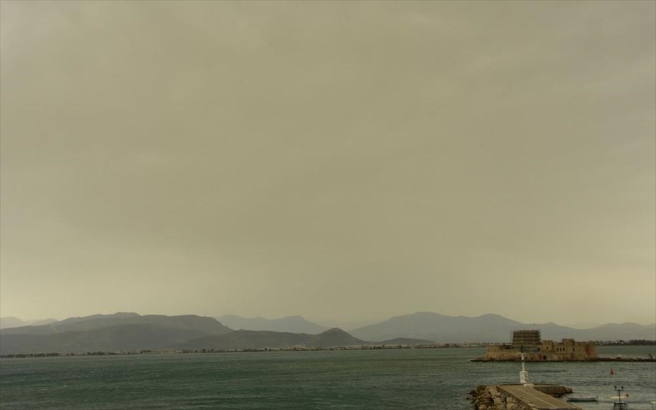 Αφρικανική σκόνη - Ναύπλιο. To λιμάνι του Ναυπλίου .