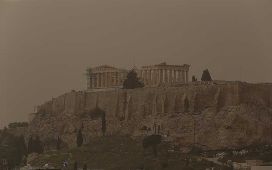 Αφρικανική σκόνη -  Αθήνα. Αφρικανική σκόνη καλύπτει την ατμόσφαιρα της Αττικής.