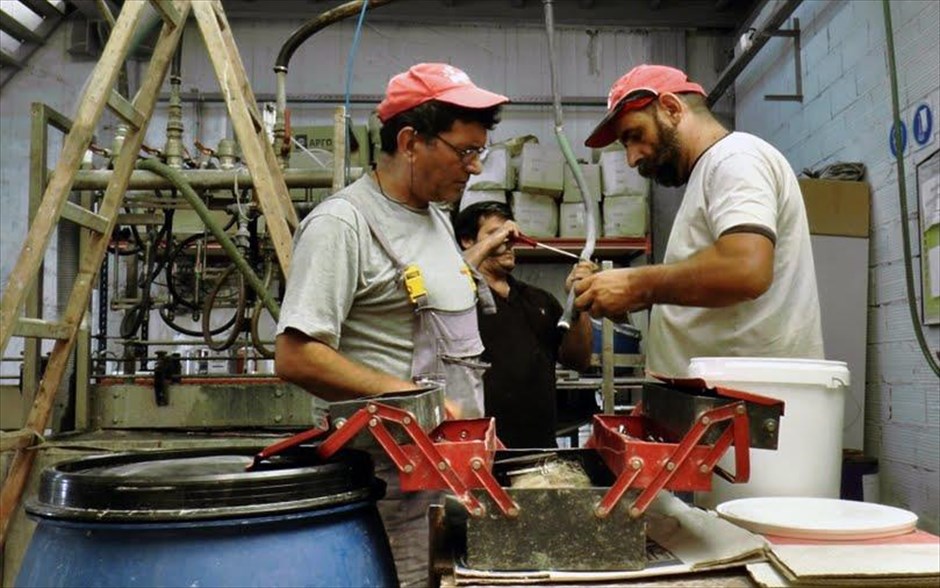 «Επόμενος σταθμός: Ουτοπία». «Επόμενος σταθμός: Ουτοπία»: Αποτελώντας ένα μοναδικό ντοκουμέντο της ταραγμένης εποχής μας, το ντοκιμαντέρ του Απόστολου Καρακάση ξετυλίγει το νήμα ενός περιπετειώδους εγχειρήματος, που βρίσκεται ακόμη σε εξέλιξη. Η ιστορία ξεκίνησε, όταν το εργοστάσιο κατασκευής υλικών οικοδομής της ΒΙΟ.ΜΕ., στη Θεσσαλονίκη, έκλεισε το 2012, και ορισμένοι από τους εργάτες του αποφάσισαν να το καταλάβουν και να το λειτουργήσουν μόνοι τους με τις αρχές της άμεσης δημοκρατίας.