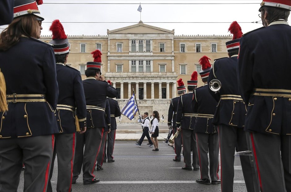 Μαθητική παρέλαση στην Αθήνα. Στιγμιότυπο από τη μαθητική παρέλαση στο κέντρο της Αθήνας για την Εθνική Επέτειο της 25ης Μαρτίου.